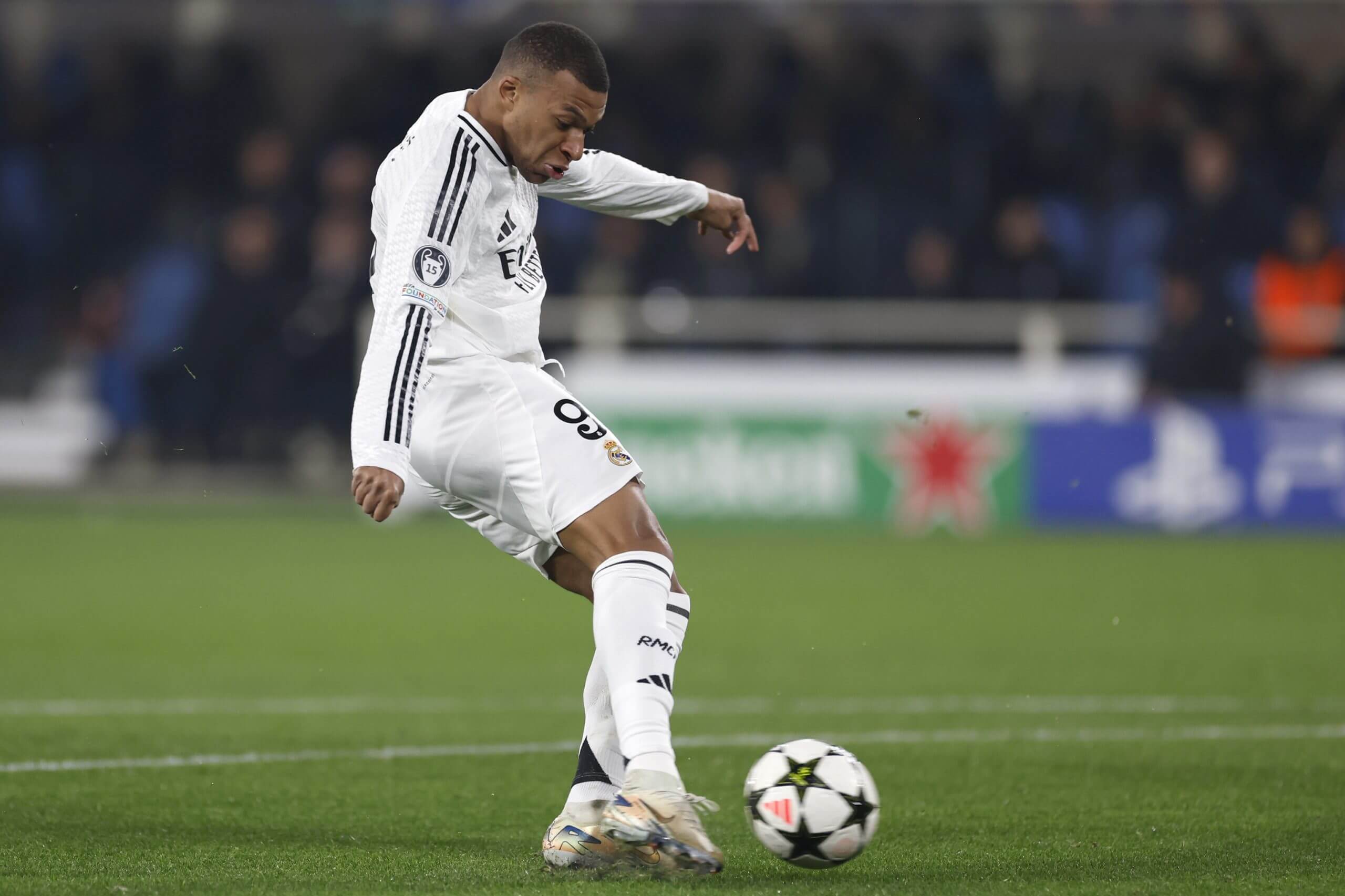 皇马门将发挥出色,帮助球队击败对手 皇马门将发挥出色,帮助球队击败对手