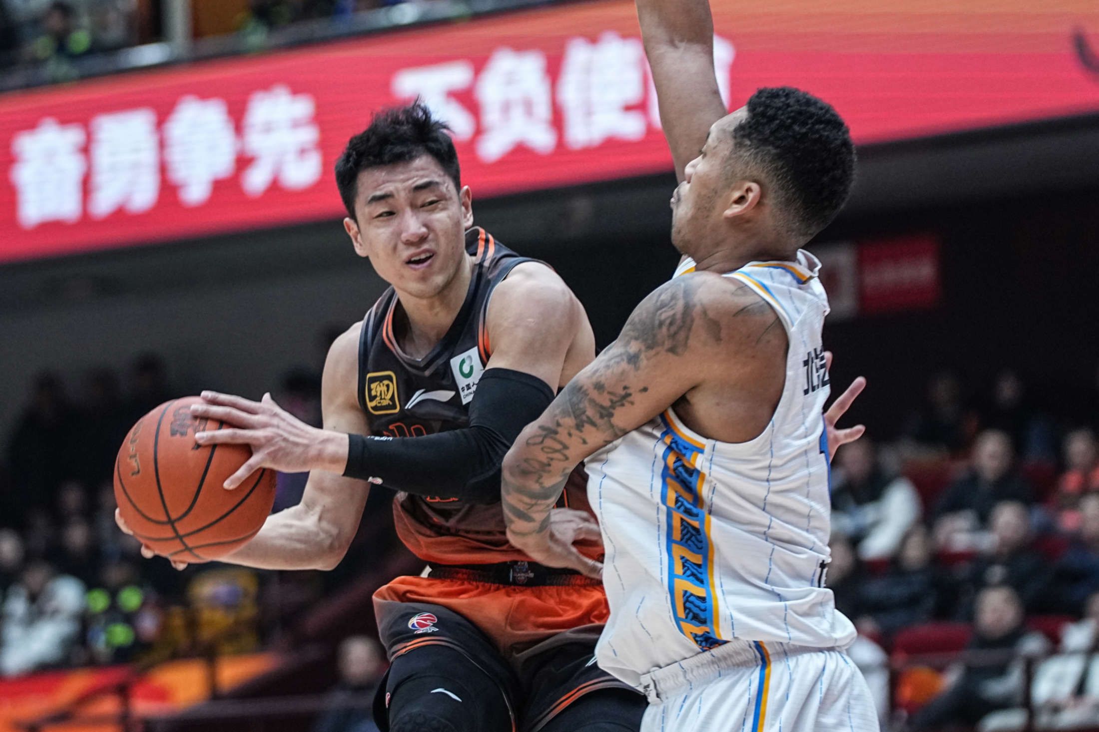 山东队战胜江苏,取得重要胜利保住季后赛资格 山东队战胜江苏,取得重要胜利保住季后赛资格