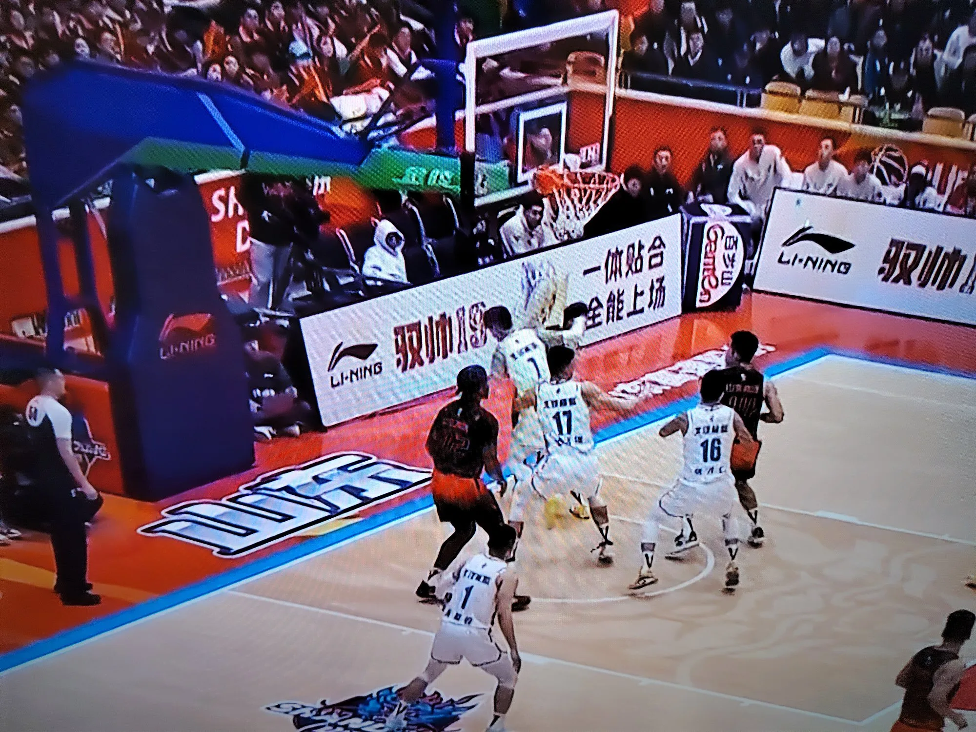 球队士气高涨备战场上较劲引发围观的简单介绍 球队士气高涨备战场上较劲引发围观的简单介绍