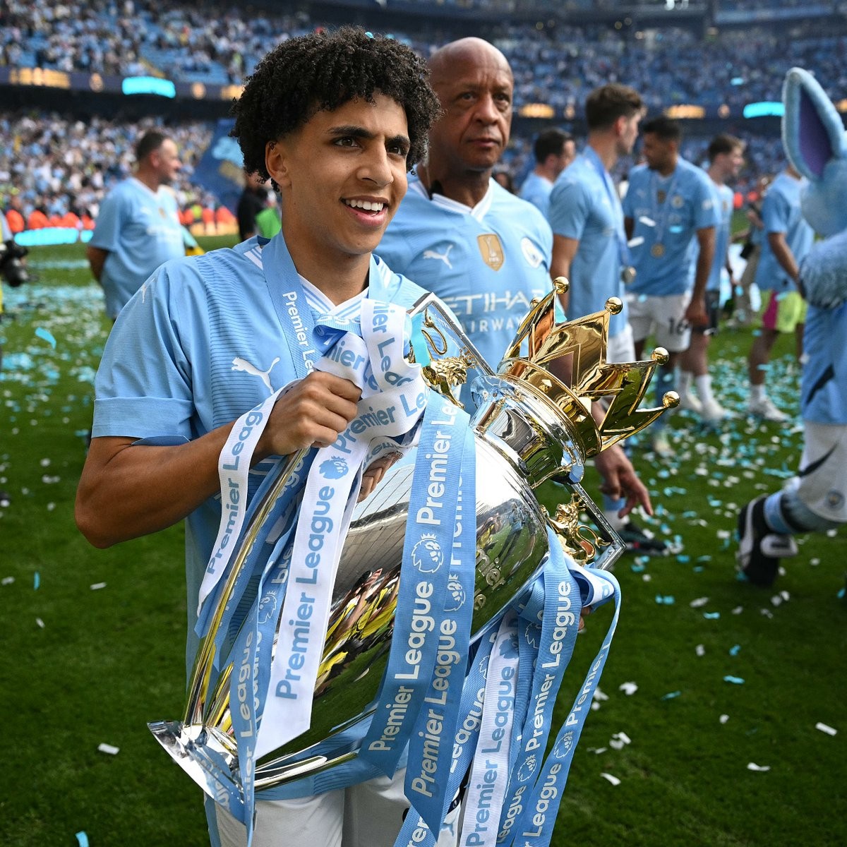 开云体育在线-曼城两连冠晋级，冠军奖杯频频递送的简单介绍