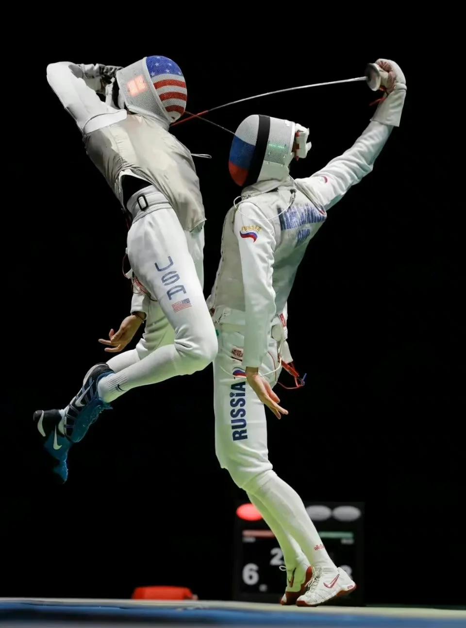 俄罗斯击剑选手挑战冠军地位，勇夺金牌