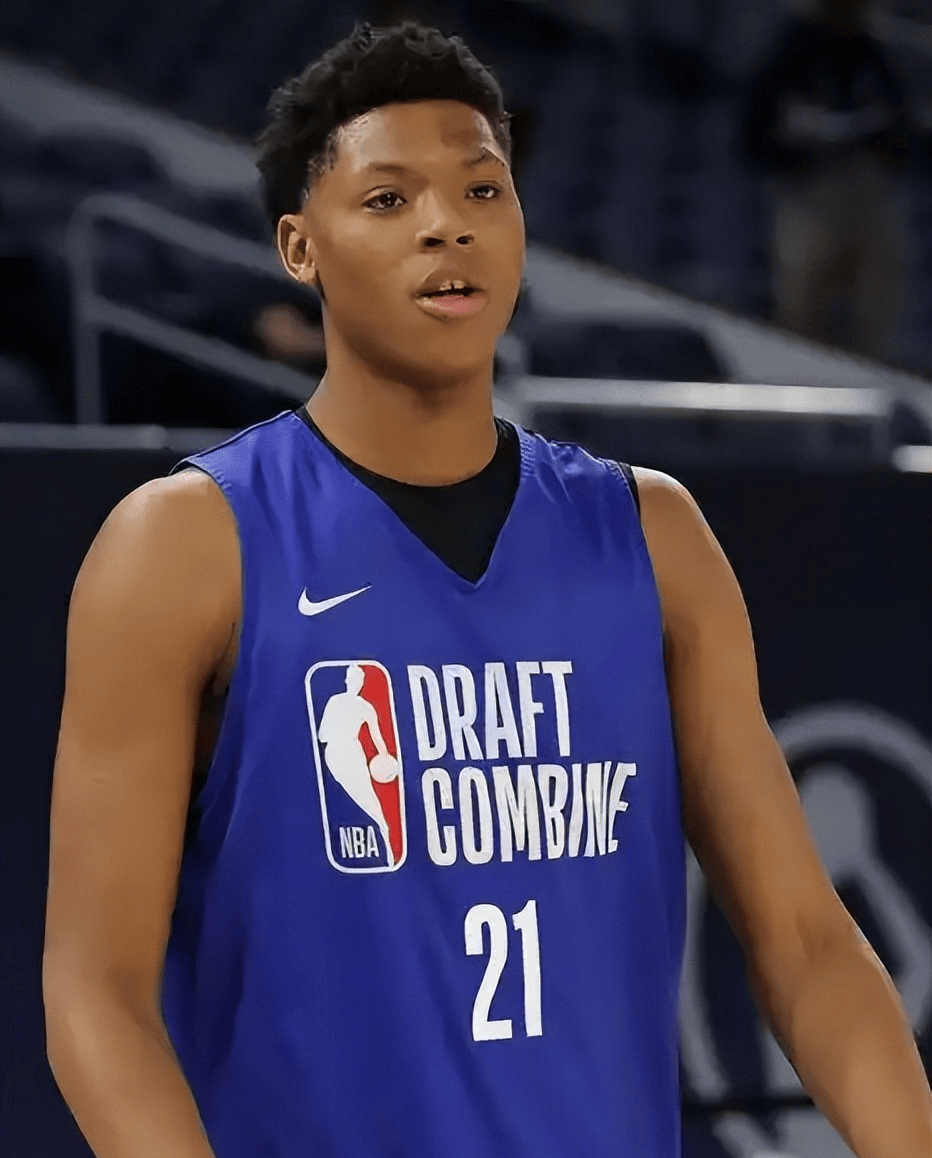 爵士队球员米切尔因伤休战一周,球队备战应对 爵士队球员米切尔因伤休战一周,球队备战应对