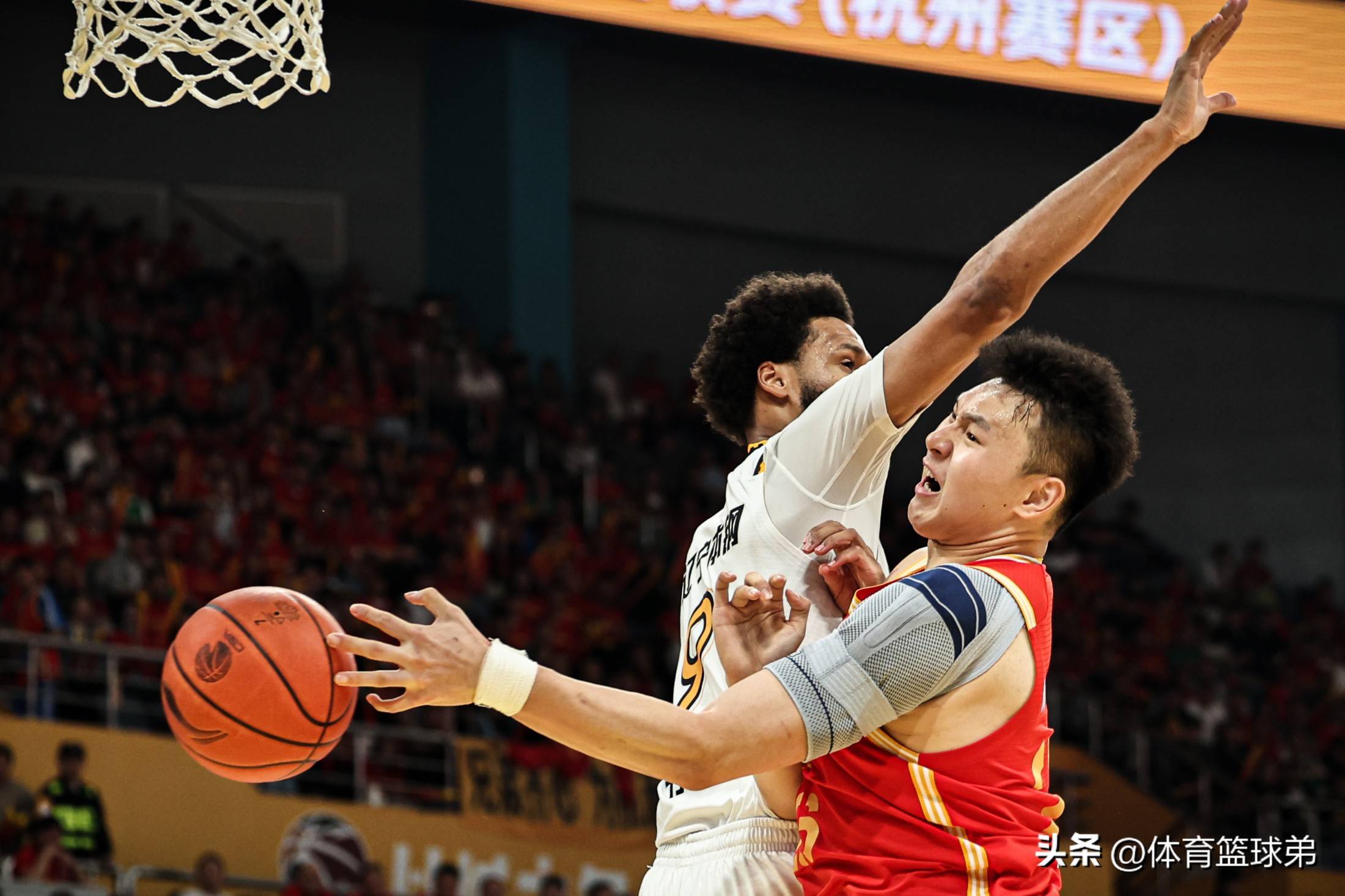 外援技术过硬,成为球队锋线得力助手 外援技术过硬,成为球队锋线得力助手