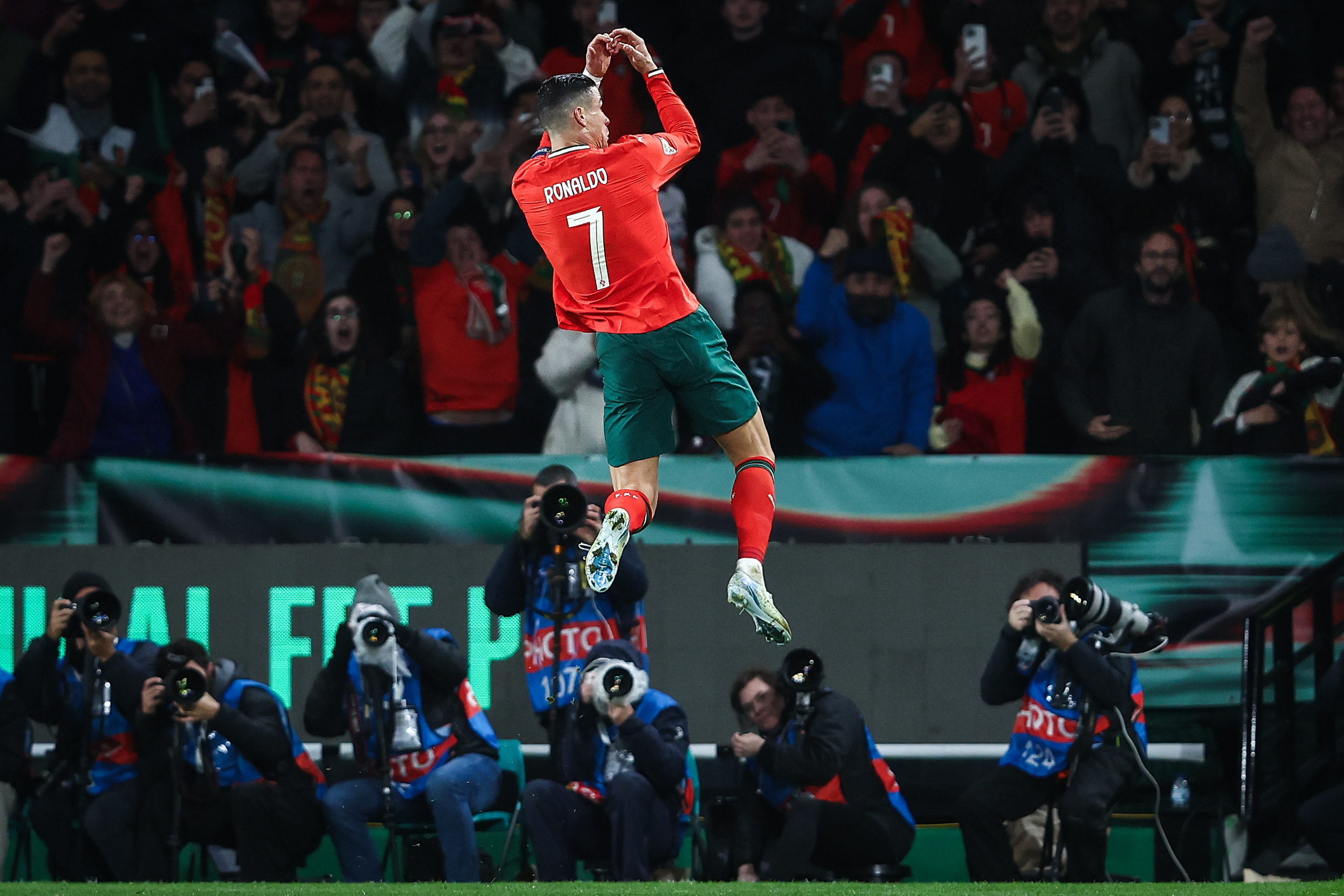 葡萄牙队在客场-战平克罗地亚，遭遇欧洲杯预赛滑铁卢