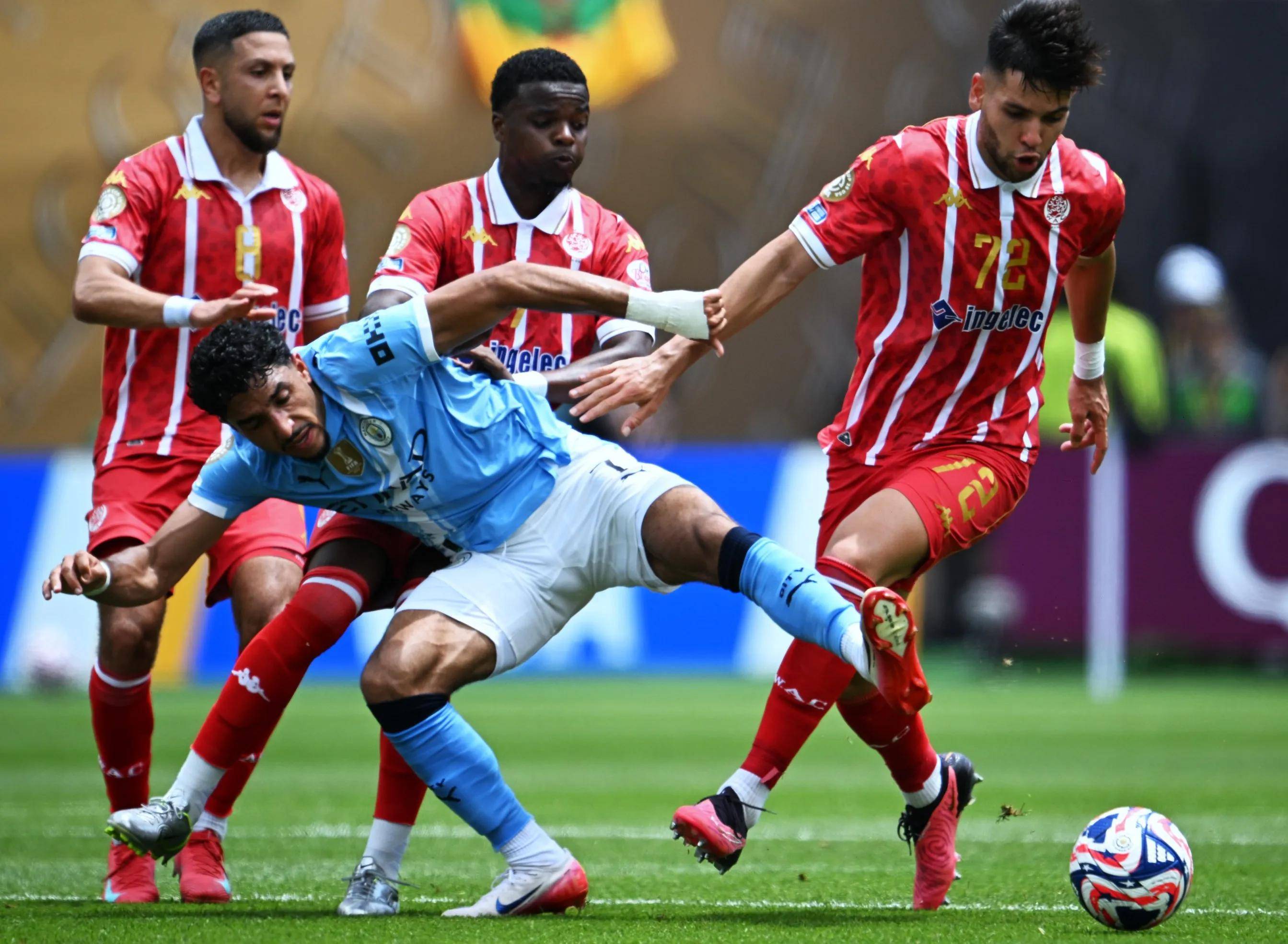 阿拉维斯主场惨败,降级形势加剧 阿拉维斯主场惨败,降级形势加剧