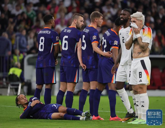 荷兰队成功晋级国际足球比赛 荷兰队成功晋级国际足球比赛