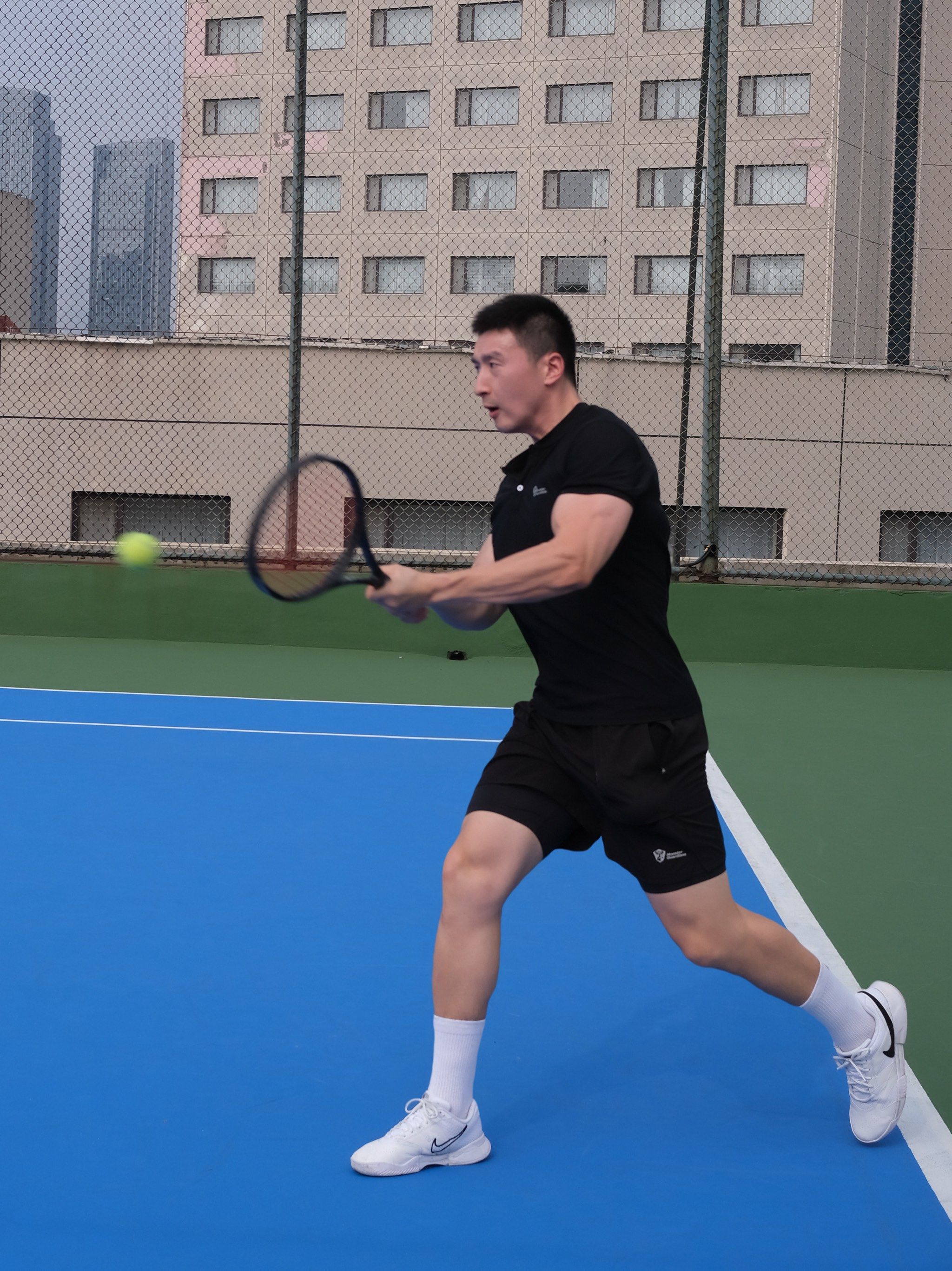 关于巴塞罗那前锋在社交媒体上晒出自己的健身成果的信息